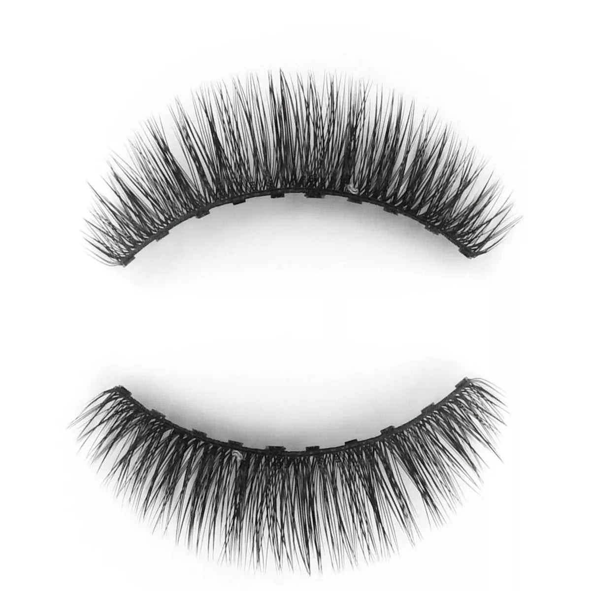 Gros plan des franges de faux cils avec le détail sur la longueur et le volume