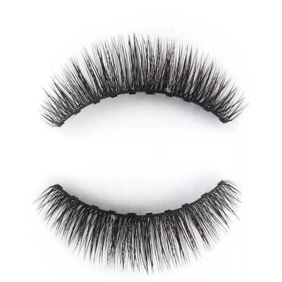 Gros plan des franges de faux cils avec le détail sur la longueur et le volume