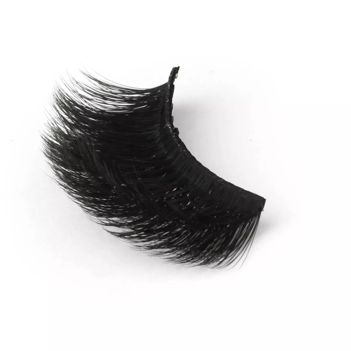 Profil avec le détail de la courbure et du volume des faux cils magnétiques