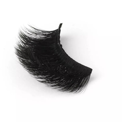 Profil avec le détail de la courbure et du volume des faux cils magnétiques